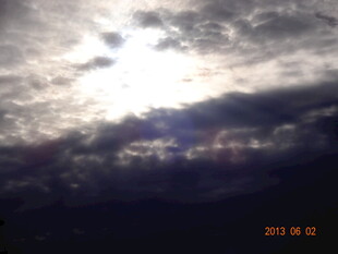 阳光穿透云层的壮丽景象