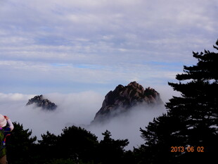 云雾缭绕中的巍峨山峰