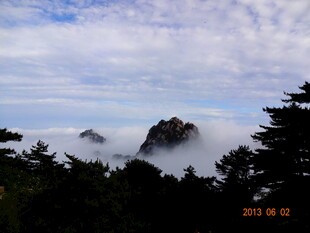 云雾缭绕中的巍峨山峰