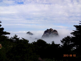 云雾缭绕中的巍峨山峰