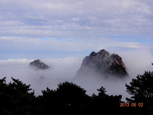 云雾缭绕中的壮美山峰