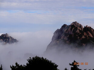 云雾缭绕的壮美山峰