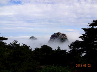 云雾缭绕的秀丽山峰