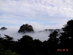 黄山云海中的奇峰美景