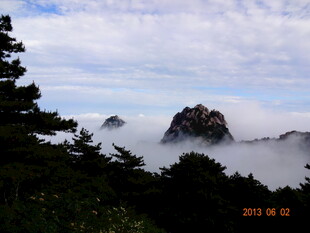 云雾缭绕中的壮美山峰