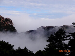 云雾缭绕的壮美山景