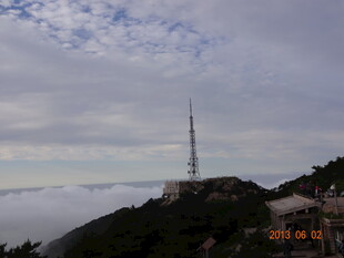 山顶云雾中的高耸通信塔