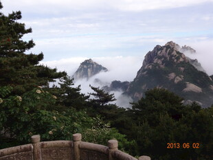 黄山云雾缭绕美景