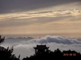 云海中的古建筑景观