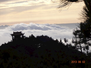 山巅云海中的古朴建筑