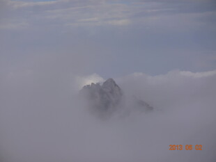 云雾缭绕中的巍峨山峰