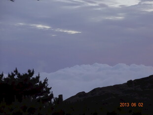 黄昏时分山间云雾景象