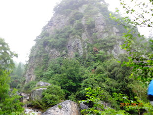 山林间的巍峨山峰