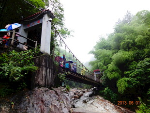 山间吊桥处的游客风景