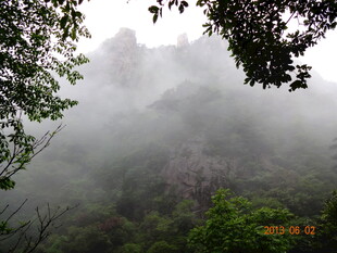 山间云雾缭绕的绿意景致
