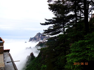 山间云雾缭绕的壮美景色