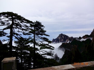 黄山松景 云雾缭绕山峦