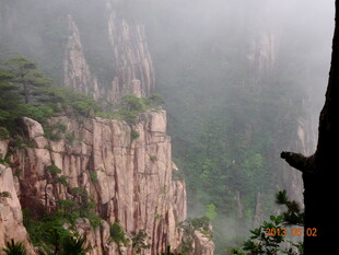 云雾缭绕的壮丽山峰