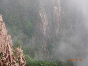 云雾缭绕的险峻山峰