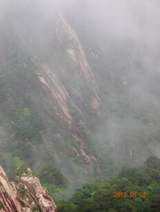 云雾缭绕的壮丽山景