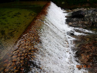 山间小瀑布水流倾泻而下