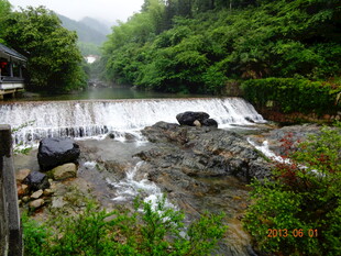 山间溪流瀑布景观