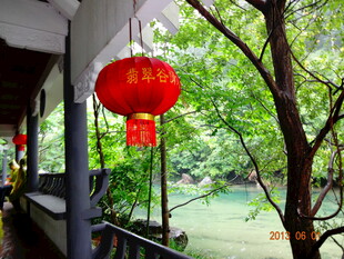 廊下红灯笼映绿树美景