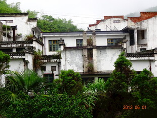 江南白墙黛瓦民居景致