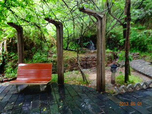 林间红椅 静谧休憩之所