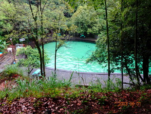 山林间的碧绿清澈小湖泊