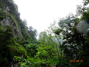 山间绿意盎然的峭壁景色