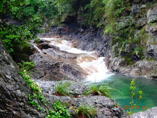 山间溪流瀑布清幽美景
