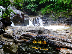 山间溪流瀑布自然美景