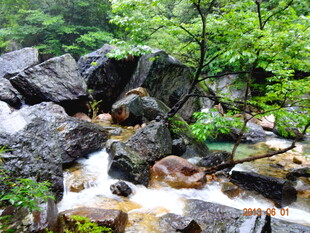 山间溪流与嶙峋怪石