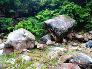 山间溪流旁的嶙峋怪石