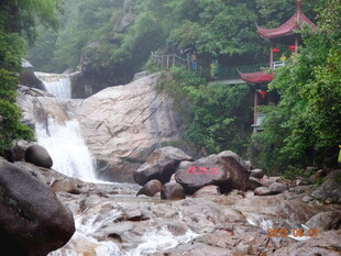 山间瀑布与古朴建筑景观