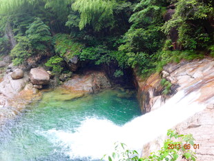 山间碧潭瀑布美景