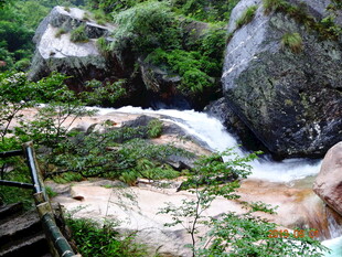 山间瀑布旁的自然景致