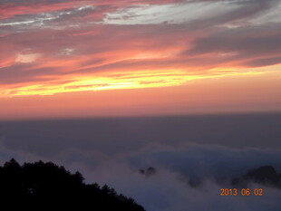 山间壮丽云海日出景观