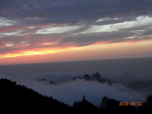 山顶云海处的绚烂日出