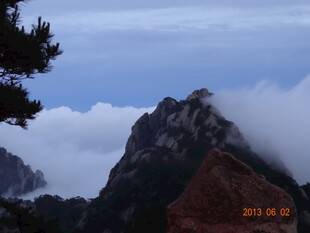 云雾缭绕的壮美山峰