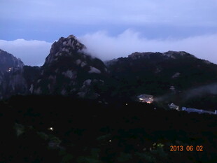 云雾缭绕的壮美山峦