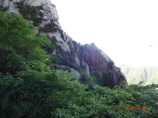 青山绿树间的嶙峋山石