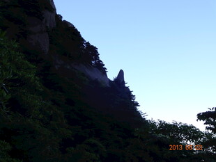 青山峻岭间的自然景致
