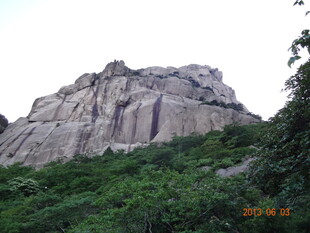 巍峨山石与葱郁植被景观