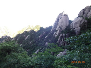 峻峭山峰与葱郁植被