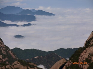 云海环绕的壮美山峦