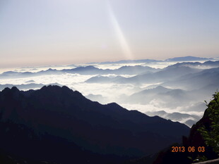 云海山峦间的壮丽日出