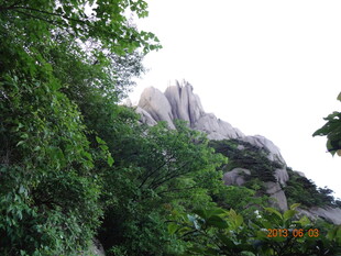 山林间的嶙峋山石