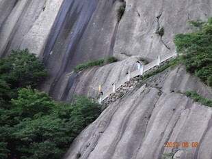 山间峭壁上的蜿蜒小路